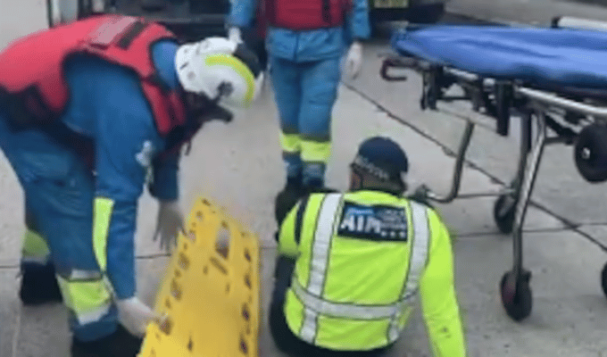 Moto arrolló a vigilante de la ATM en Guayaquil al evadir control