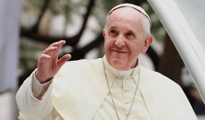 Papa Francisco pide prudencia con homosexuales en seminarios