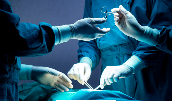 ¡Escándalo médico! Operan la pierna equivocada a niña en Cuenca