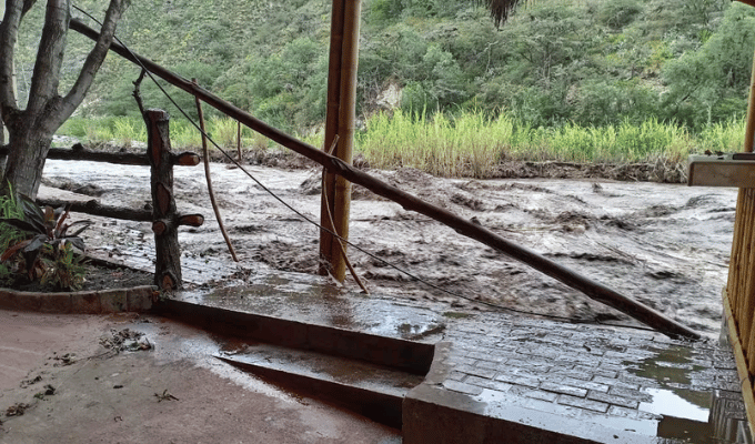 Complejo turístico afectado por el desbordamiento del río Pisque