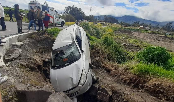 Accidente en Mocha: Carro cae a Zanja tras Choque