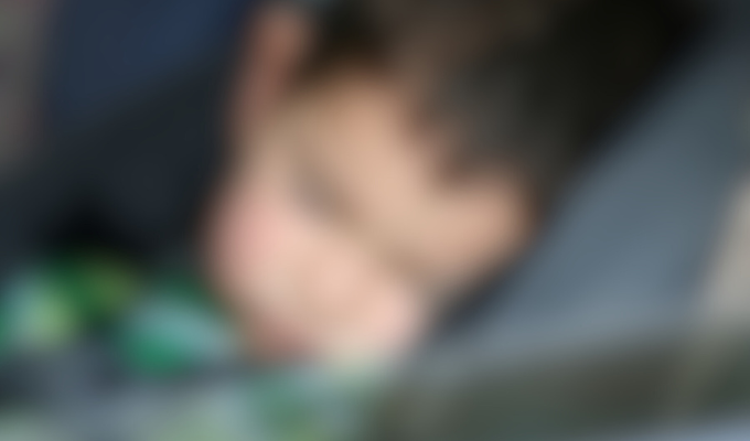 Niño muere tras presunto abuso, madre en shock