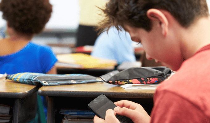 ¡Revolución en las aulas! Chile regula celulares en colegios
