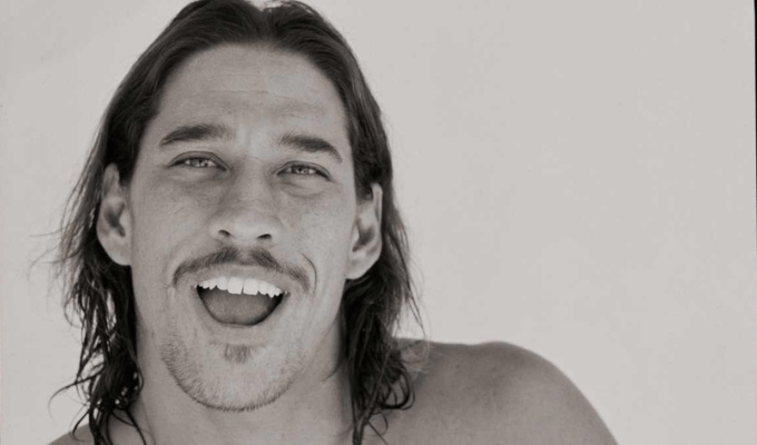 Muere actor de Piratas del Caribe tras ataque de tiburón