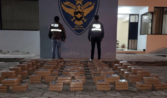 Auto abandonado en Ibarra tenía 2 millones de dosis de cocaína