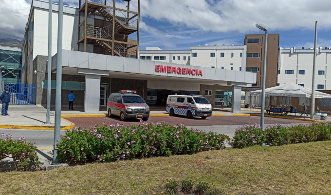 Hombre sobrevive al arrojarse de un puente