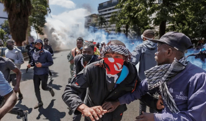 ¡Presidente de Kenya cede! Retira ley tras protestas mortales