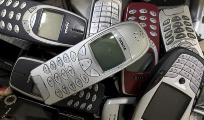 Pareja vende $70,000 en "teléfonos tontos"