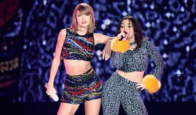 Charli XCX pide respeto hacia Taylor Swift en shows