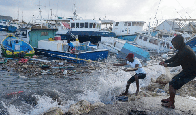 ¡Huracán Beryl azota el Caribe y deja siete muertos!