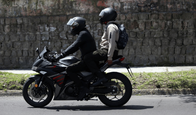 Seguridad en motos: Quito restringe pasajeros