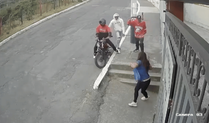 Robo en Quito: ¡Mujer enfrenta a ladrones armados!
