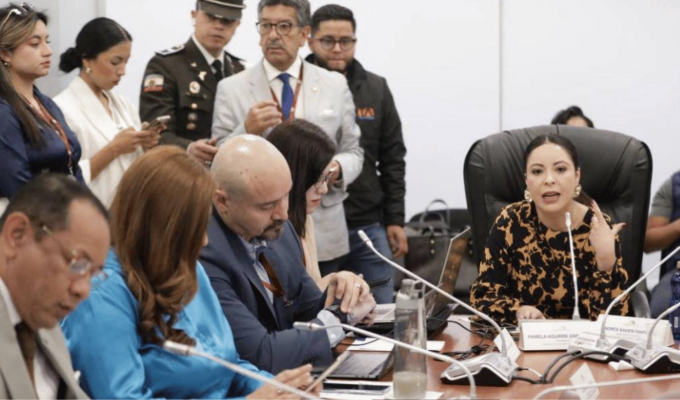 Tensión en la Asamblea: Correístas buscan bloquear a Dunia Martínez