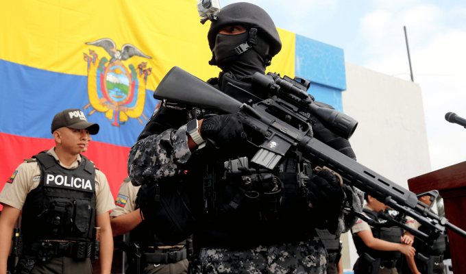 Presidente Noboa entrega 11,000 chalecos antibalas a policías en Durán