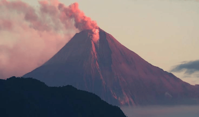 ¡Volcán Sangay en actividad intensa con 622 explosiones!