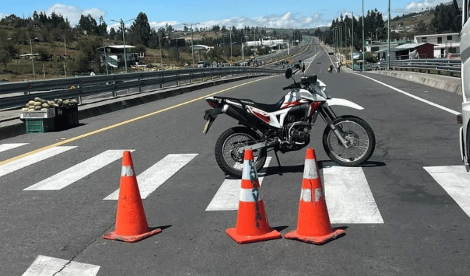 ¡Alerta en Latacunga! Estudiantes bloquean vías principales