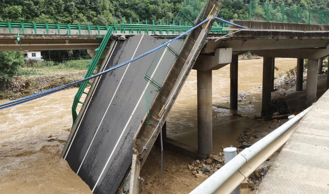 Desastre en China: puente se desploma y arrastra vehículos al río