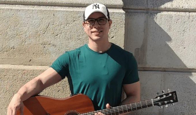 Ayres Sasaki fallece en pleno concierto tras abrazo mortal