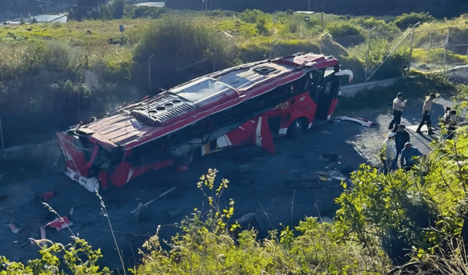 Dos fallecidos en siniestro de bus interprovincial en Papallacta
