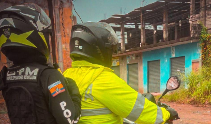 Policía mujer somete a delincuente usando defensa personal en Guayas