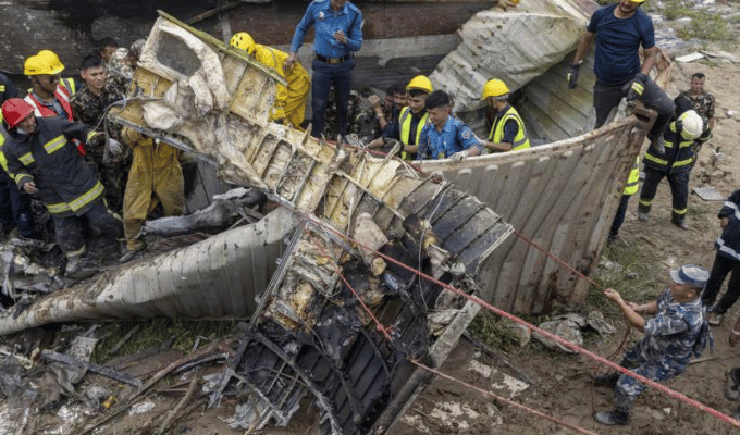 Impactante: Avión se estrella en Nepal y solo el piloto sobrevive