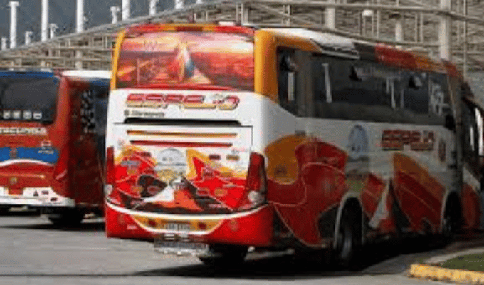 Caravana de conductores exige militarización de vías en Ecuador