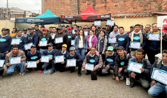 Graiman capacita a obreros en instalación de cerámicas y porcelanatos