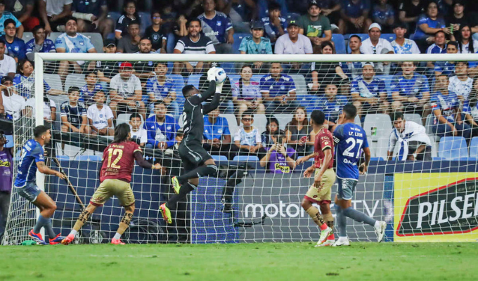 Debut amargo para Emelec: Cae 0-1 frente a Deportivo Cuenca