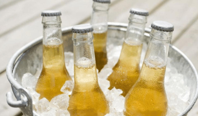 Olvídate del refrigerador: truco para enfriar cervezas rápido