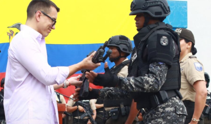 ¡Noboa entrega armamento para enfrentar la delincuencia!