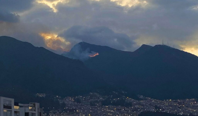 Incendio en el Ruco Pichincha sigue sin control tras 24 horas de lucha