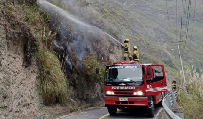 Incendio en cerro Aguaján cubrió de humo los barrios del sur de Ambato