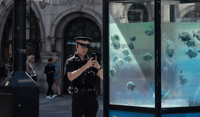 ¡Banksy lo hizo de nuevo! Pecera policial en pleno Londres
