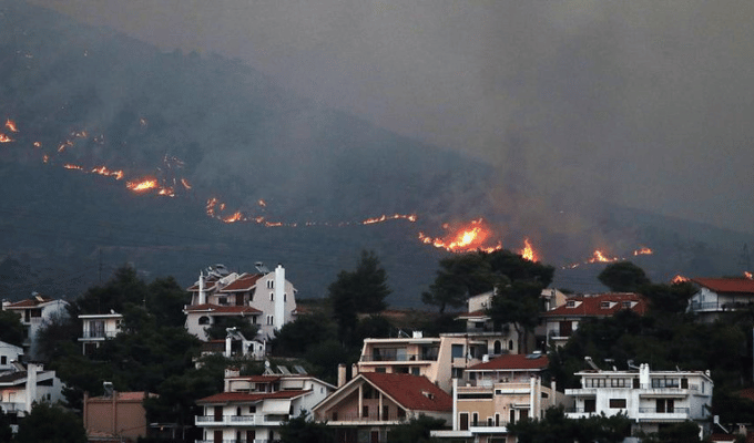 Desastre en Atenas: Más de 35 000 personas evacuadas por incendio