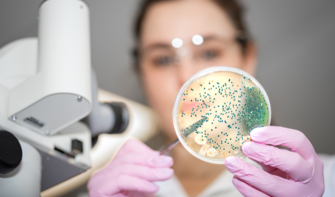 Lotes de agua y queso contaminados con plomo y bacterias