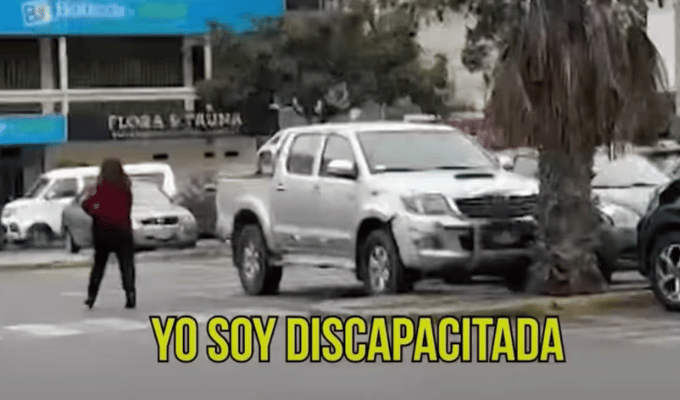Grúa se lleva auto de mujer que fingió discapacidad para estacionar