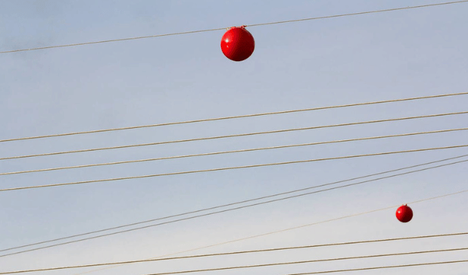 ¿Qué significan las esferas rojas en los cables de alta tensión?