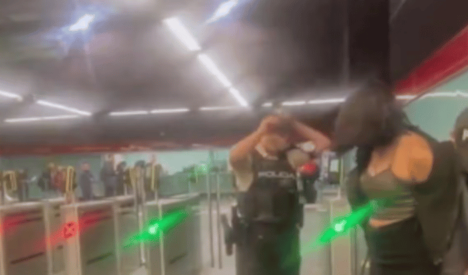 Descontrol en Quito: Mujer ebria agrede a policía en el Metro