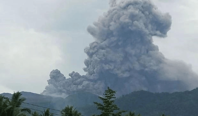 Turistas arriesgan todo en volcán activo ¡Evacuación urgente!