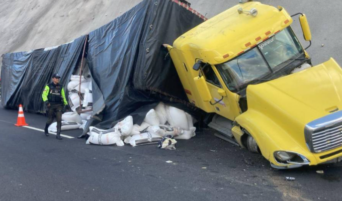 Congestión en la Panamericana Norte tras choque entre tráiler y auto