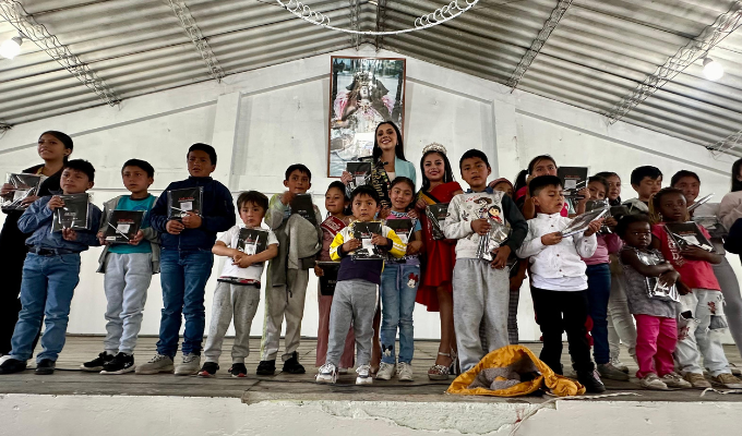 ¡Inspirando sueños! Reina de Ambato entrega kits escolares