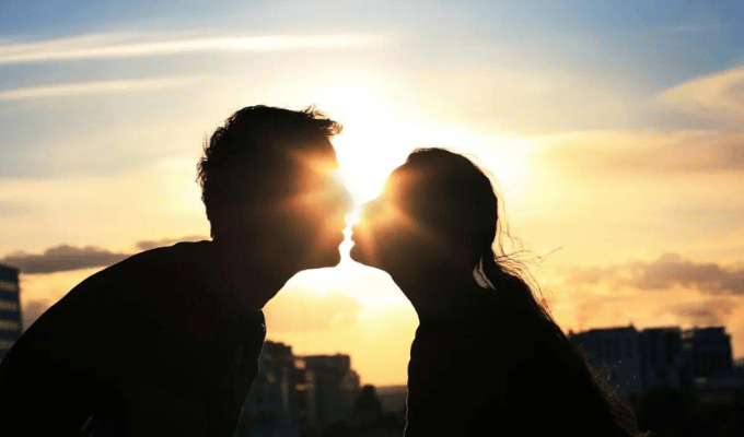 Descubre el significado del beso de ángel en una relación amorosa