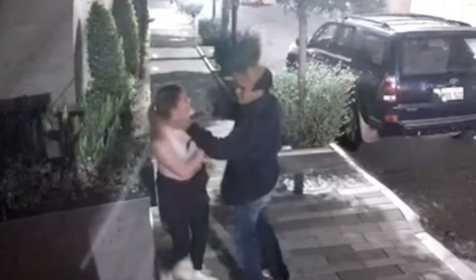 Delincuente ahorca a mujer en Quito: ¡Cámaras lo captan todo!