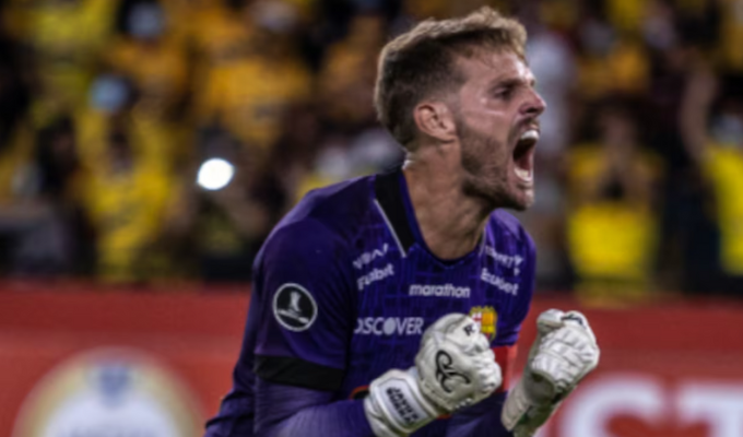 Javier Burrai hace feliz a un pequeño hincha con un regalo especial