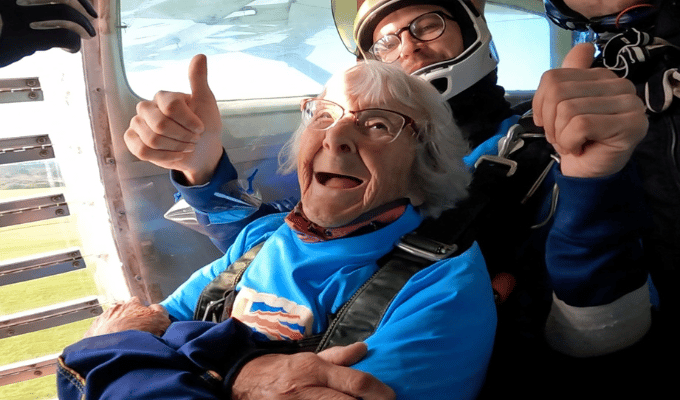 ¡Increíble! Abuela de 102 años celebra saltando desde 2 mil metros