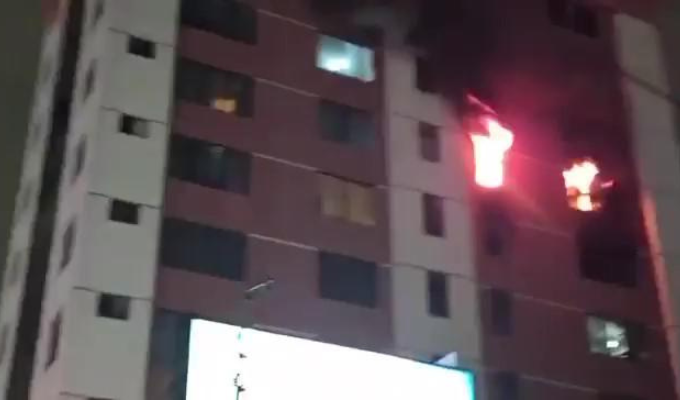 ¡Susto en Quito! Incendio afecta dos pisos en edificio del norte