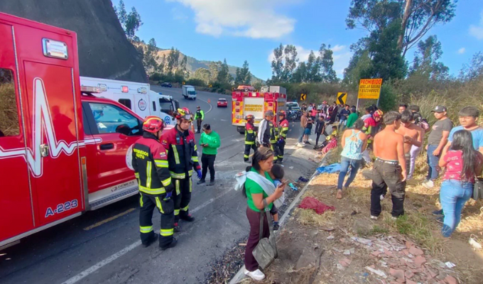 ¡Dolor en la vía! Bus se vuelca en Pifo-Papallacta: 9 fallecidos