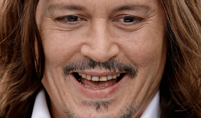 ¡Johnny Depp sorprende con nueva dentadura más blanca!