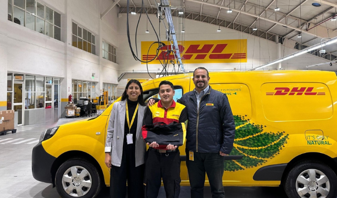 ¡Innovación verde! DHL convierte textiles en empleo y tote bags