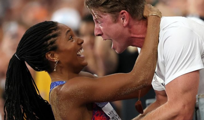 ¡Amor eterno y oro puro! La pareja dorada de París 2024